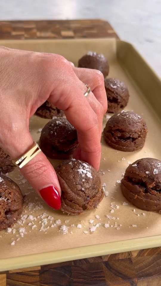 TAGALONG COOKIE PROTEIN BITES-you guys voted for the Tagalong version of my Samoa Cookie protein bites, so here you go! Tagalong cookies are my all time favorite Girl Scout cookies, but if want something a little more nutritious and filling, try these. Each bite is packed with protein, healthy fats and fiber to keep you full in between meals, and pro tip: they also make an excellent pre-workout bite! They also taste amazing FROZEN!

#LTKVideo #LTKhome #LTKfindsunder50