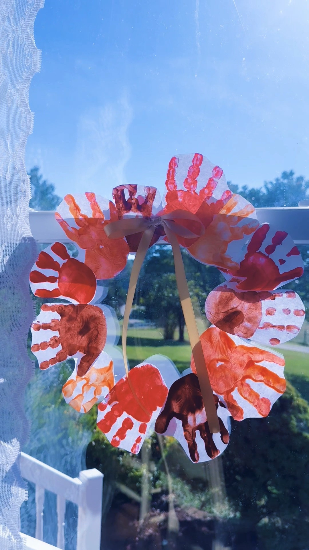Come along with us to put together our fall 🍂 handprint ✋🏽 wreath!! 🍁🍃
