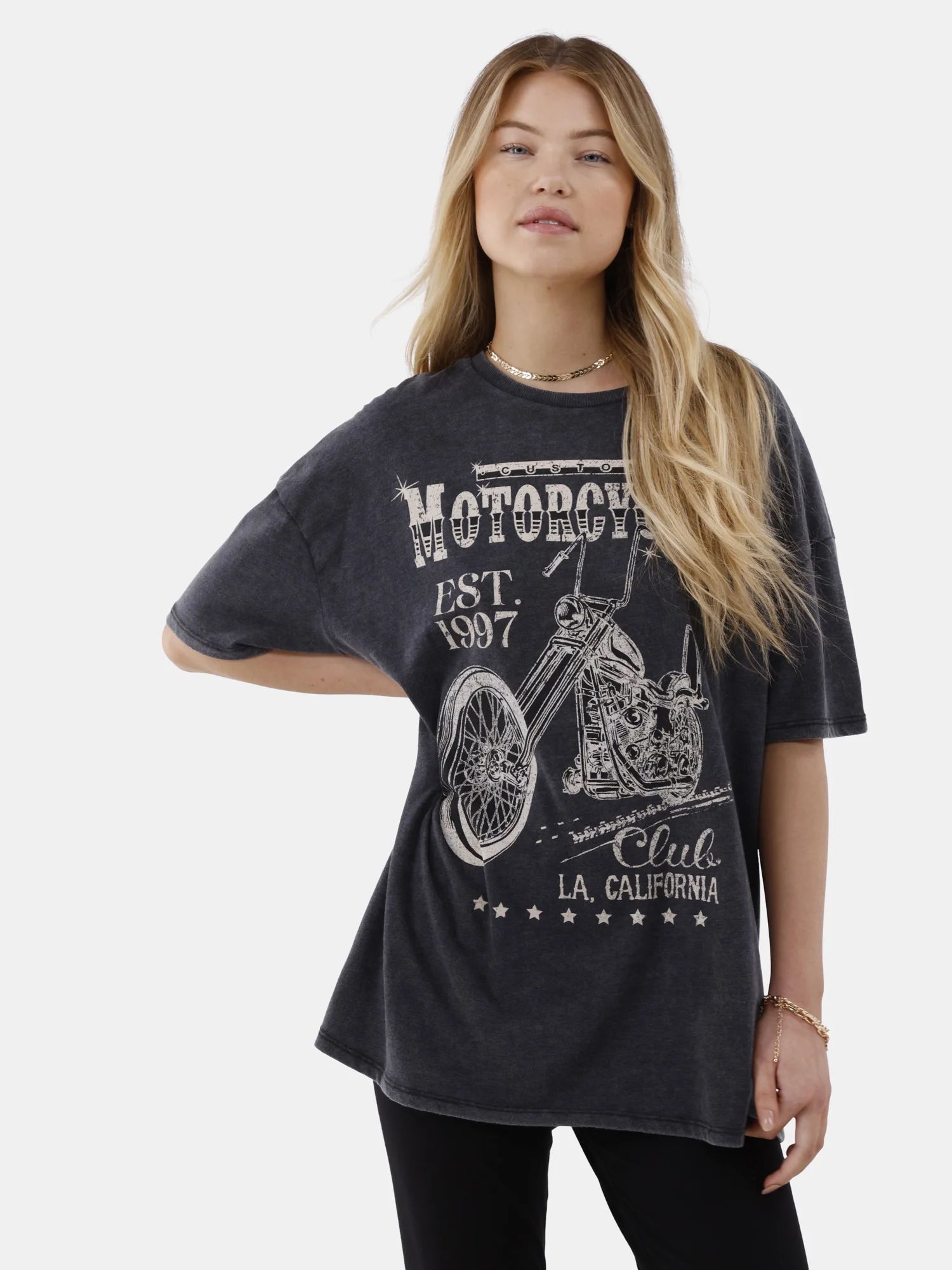 No Boundaries Graphic Boyfriend Tee, Women’s and Women’s Plus | Walmart (US)