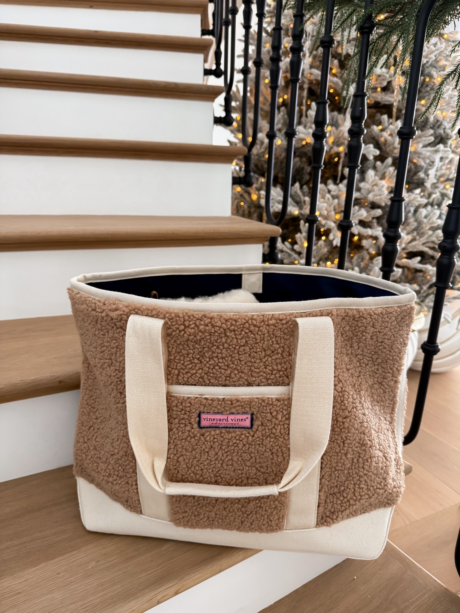 Vineyard vines sale!
I love this bag! 

#LTKHoliday #LTKFindsUnder100 #LTKGiftGuide