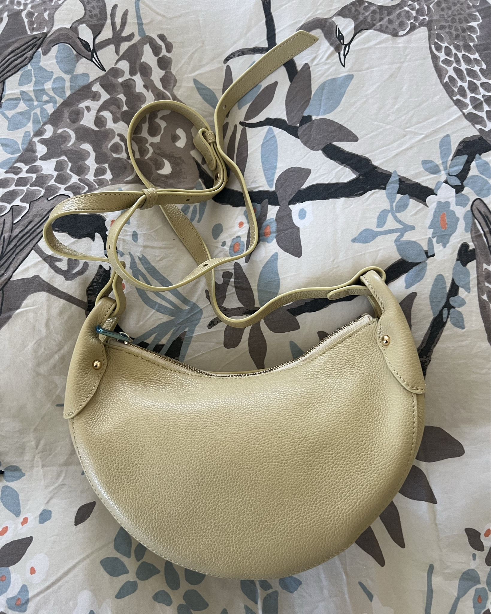 Selling my New with Tags Banana Republic Vida half moon bag. Perfect for summer!
-
Butter yellow leather bag - crescent bag - half moon bag adjustable strap crossbody - banana republic finds - summer bag - butter yellow shoulder bag - minimalist crossbody bag 


#LTKSaleAlert #LTKItBag #LTKStyleTip