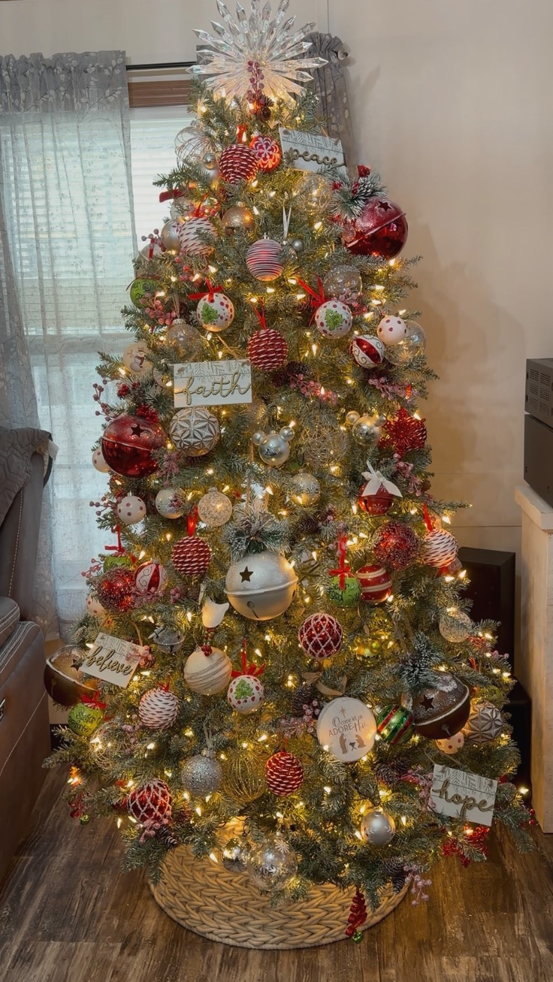 Decorated my mom’s Christmas tree today and I’m obsessed with how magical it turned out ✨🎄 Linking the exact snowflake tree topper because it steals the whole show — it sparkles so bright and looks gorgeous from every angle. Perfect finishing touch for any tree! 🤍❄️

#ChristmasTreeDecor #HolidayHome #TreeTopper #LTKHoliday #LTKHome #HolidayDecor

#LTKSeasonal #LTKHoliday #LTKCyberWeek