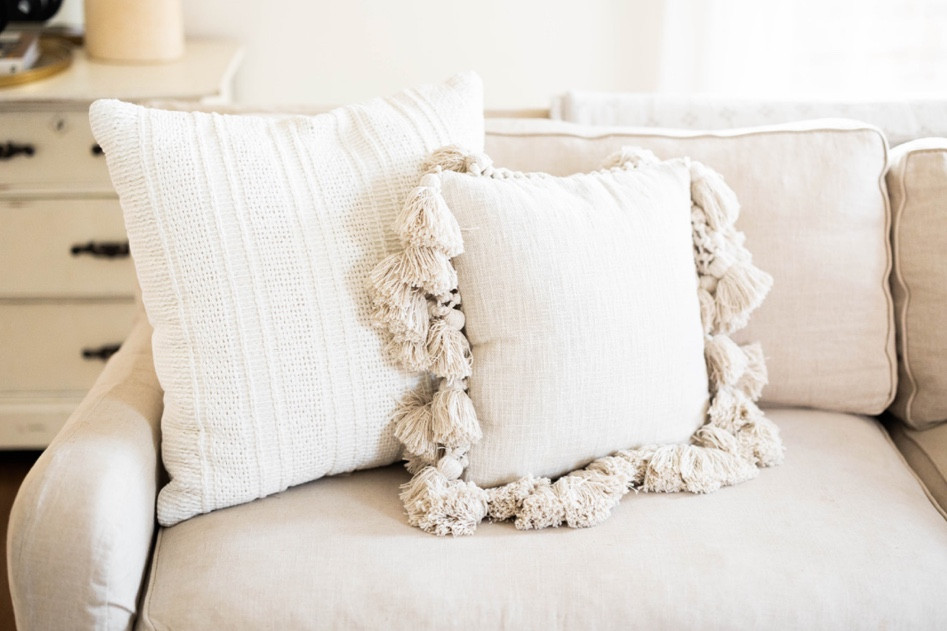 Living room // Home decor // Spring decor // Sofa // Modern farmhouse 

#LTKstyletip #LTKhome #LTKSeasonal