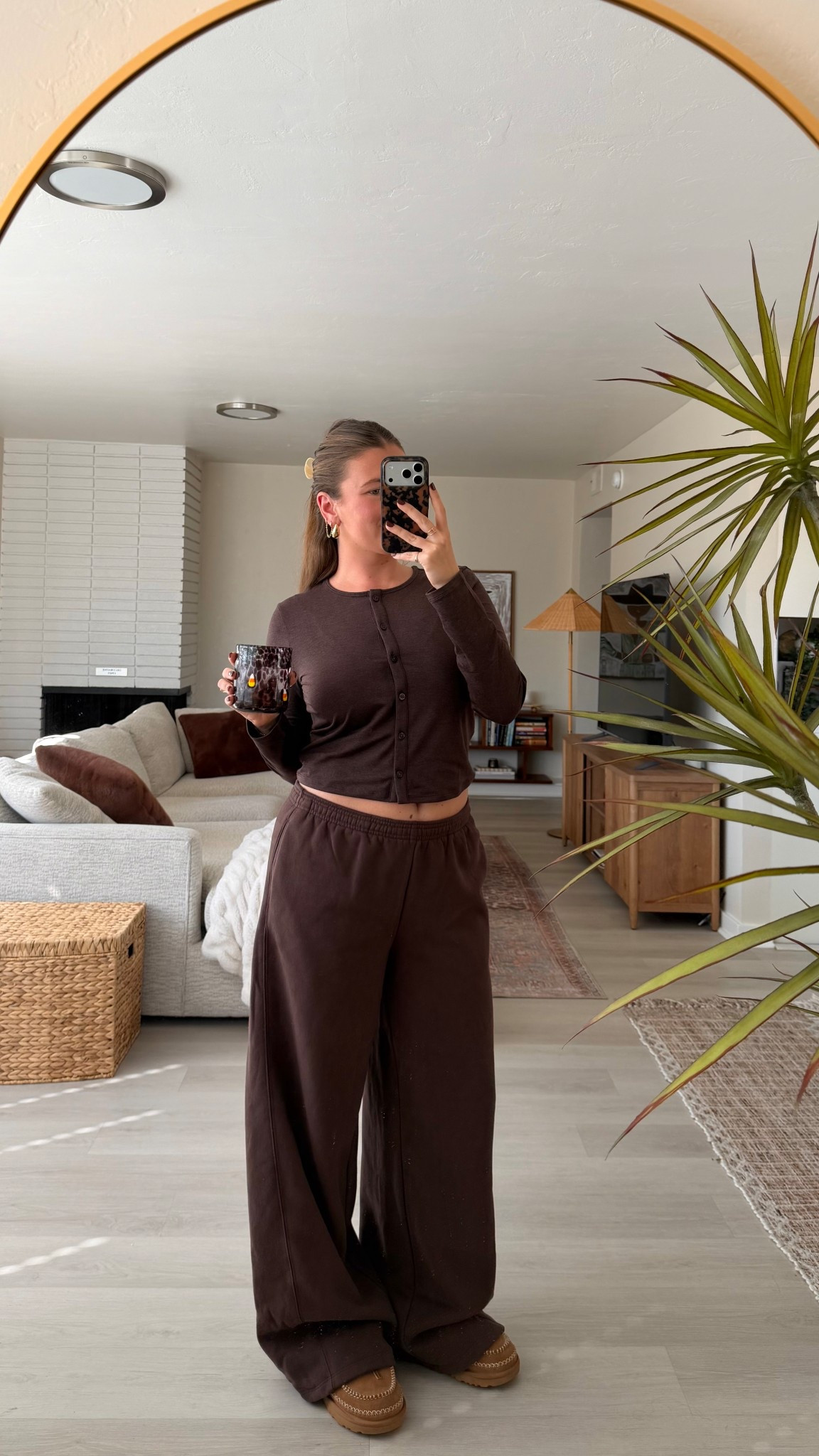 Cozy Fall outfit from @vuoriclothing, wearing a medium in both top and bottom. The softest sweatpants from the Restore Collection #vuoripartner errands outfit, airport outfit, comfy casual outfit, fall transition outfit