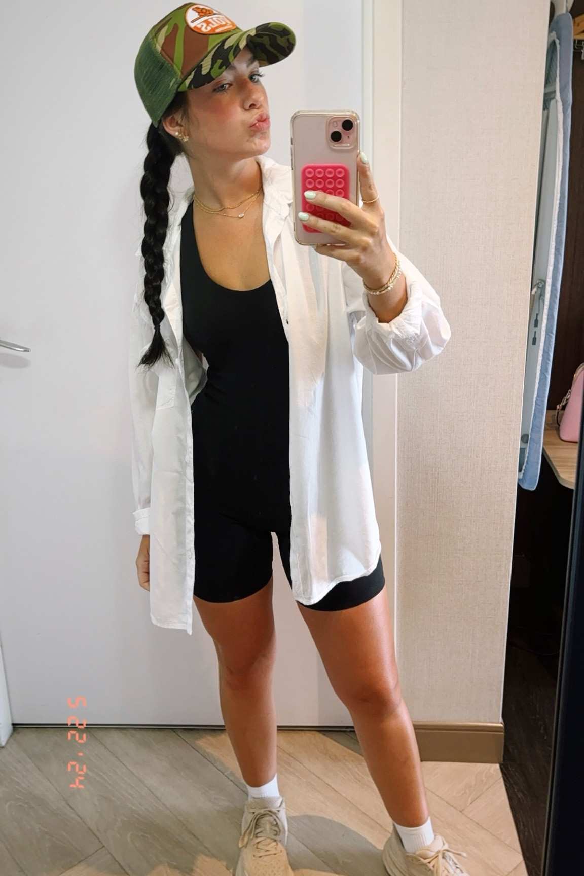 Simple Fit!
-Shoes are Hokas, Clifton 9 in color Eggshell! 
