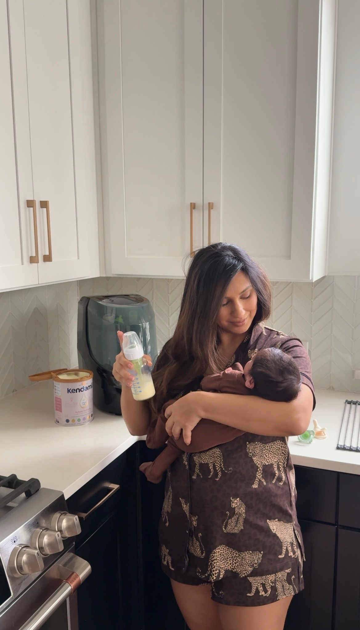 #AD Feeding right now is very much a choose-your-own-adventure. My milk is coming in, we’re figuring it out feed by feed, and the only thing that matters to me is that my baby is fed. Having bottles, formula, and tools I actually use every day has taken so much mental load off. Here’s our current set up! #BabyBrezza #MyDrBrownsBaby #KendamilPartner