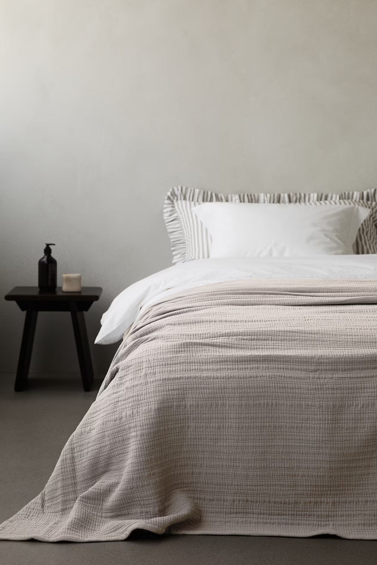Cotton muslin bedspread - Mole - Home All | H&M GB | H&M (UK, MY, IN, SG, PH, TW, HK)