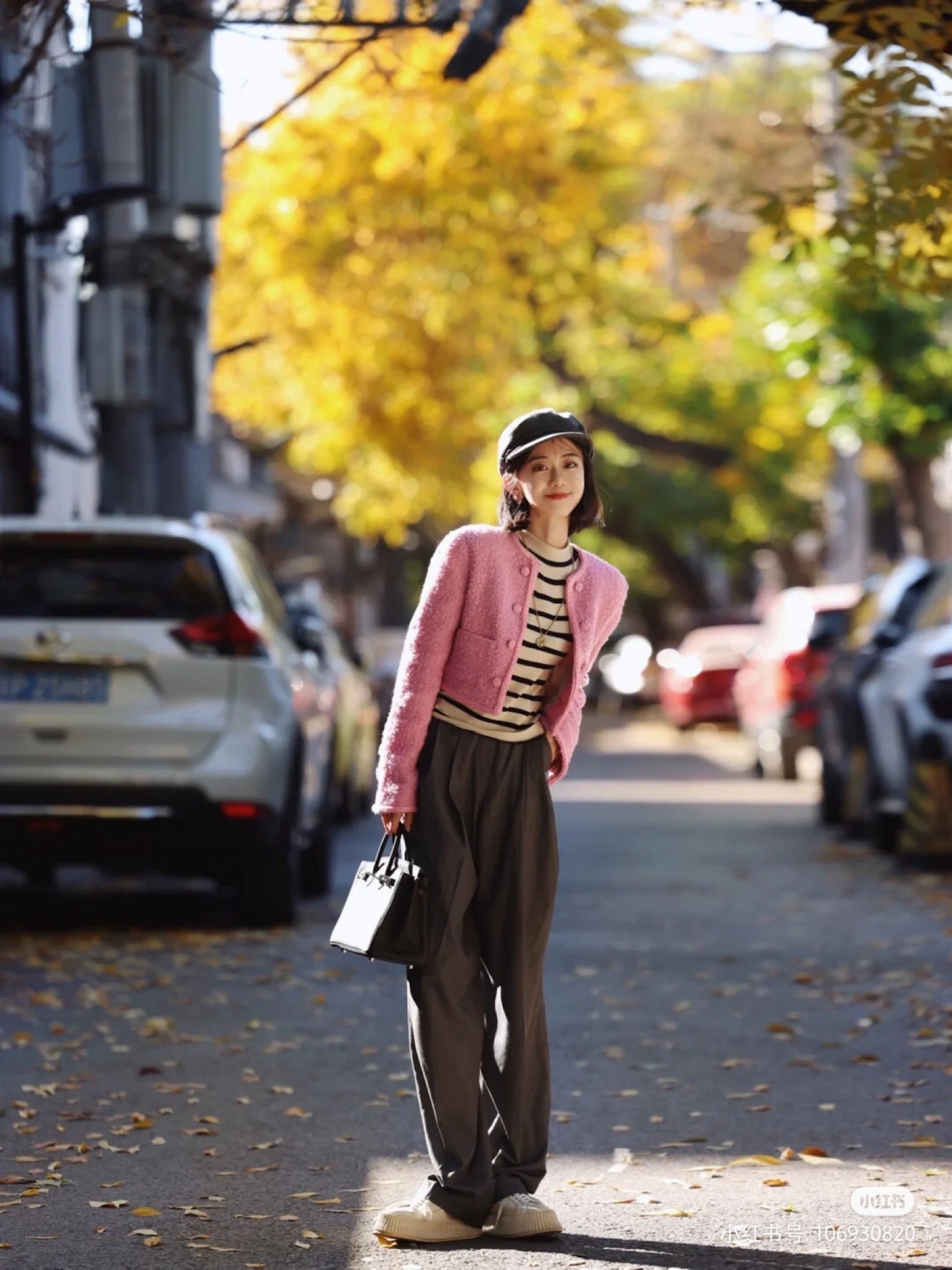 北平之秋🍂去秋意醉浓的东四胡同chill一下
周末的天气太好，

花了一个下午在东四骑行串胡同，

人意外的少，景意外的美！

满眼蓝天下的金黄，

想用眼睛记录下每一次转角的惊喜。

都说胡同里藏着老舍笔下的秋天，

其实除了人头攒动的北锣鼓巷，

在东四的胡同里更能安静、惬意地享受秋的诗篇，

看黄叶闪着光飘落，

看光影在灰墙上斑驳。

最近的温度刚好穿小夹克外套，

今天又是不费力的celine风穿搭，

粉色短夹克+灰色阔腿裤，

再搭配厚底小白鞋，

率性轻松，穿出两米气场！

条纹半高领内搭增加了整体的层次感，

也让整个look的色彩更加有趣起来～

日常通勤皆宜的一套了

🍁建议赏秋路线：

1⃣️东四四条：图8东四醉美一条胡同，很多老四合院的精美石雕被保留下来，树影斑驳，非常有电影胶片的风味

2⃣️东四十二条：图1、2、3、7、9，不输北锣黄叶的一条胡同，里面也有一棵形态超美的神树（封面），重点是人非常少，周末也轻松拍出无人照片。整条胡同里的洋白蜡很多，颜色耀眼，图9是无滤镜手机图

3⃣️辛寺胡同：图4-5，从东四十二条可直接到达，小而精，黄叶落满地的胡同浪漫得不得了。

#初秋穿搭 #秋冬穿搭 #职场通勤穿搭 #笔记灵感 #秋意浓 #氛围感穿搭 #日常穿搭 #北京赏秋好去处 #出门踏秋去 #北京拍照 #北京周末去哪儿 #拍出氛围感 #小个子穿搭 #秋季外套 #夹克外套 #阔腿裤这么搭 #秋冬帽子推荐 #短发 #减龄短发
#LTKchina #LTKasia

#LTKshoecrush #LTKstyletip #LTKSeasonal