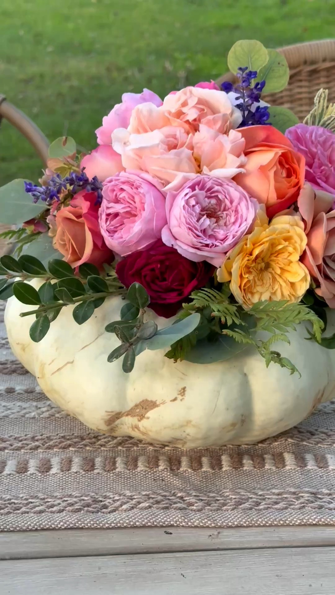 This pumpkin bouquet with fresh garden roses from my garden is the perfect Halloween and Thanksgiving centerpiece! ❤️