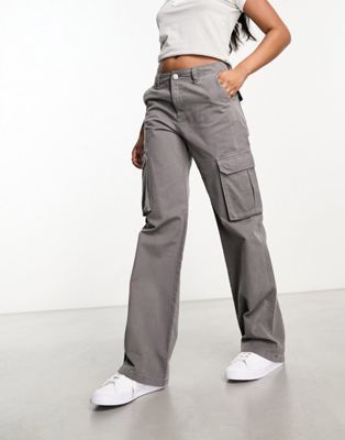 Pull&Bear mid rise straight leg cargo trousers in grey | ASOS | ASOS (Global)