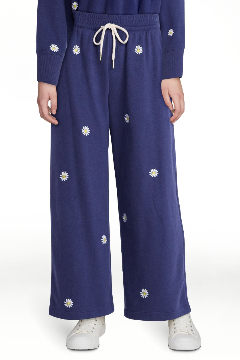 Free Assembly Women's and Women's Plus Embroidered Cropped Sweatpants, 23" Inseam, Sizes XS-4X | Walmart (US)