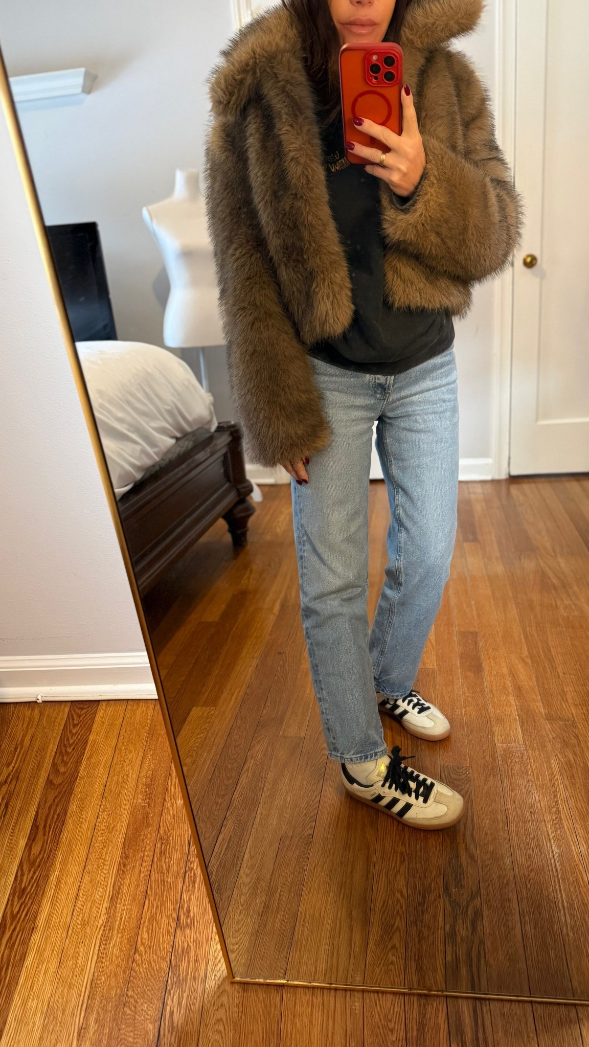 Sweatshirt I am wearing is men’s Zara but it’s sold out so I linked a similar mens vintage wash sweatshirt. Their mens vintage wash is so good. 
•jeans I am wearing 24