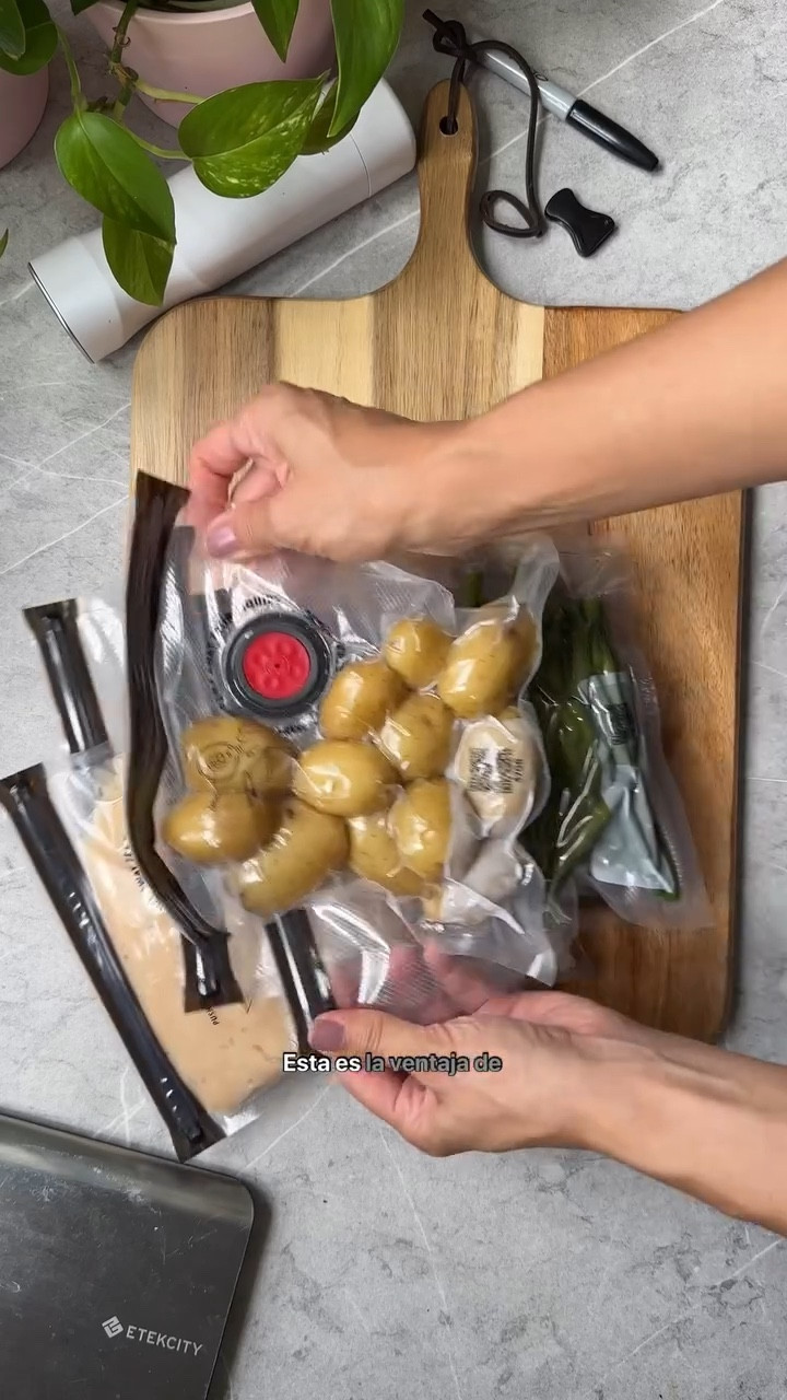 👇🏼Comenta y te envío la info. ¿Te animas?

📝 Esta es la ventaja de preparar los ingredientes para tu menú de la semana: 🚫 Y olvídate de pensar que esto es una dieta, porque puedes comer de todo 🍽️ con preparaciones más saludables 🥗.
🥦 Si sientes que no comes suficientes vegetales, ahora no solo vas a comer más 🥕, ¡sino nuevos vegetales cada semana! 🍆🌽
💡 Si te faltan ideas y comes siempre lo mismo, cuando planeas tu menú 🍴, encuentras nuevas recetas para preparar 👩‍🍳.
💰 Ahorras mucho dinero 🗑️ No botas comida ⏰ Tienes más tiempo libre 😌 Y menos estrés porque ya tienes todo organizado
✨ Pero lo mejor, ¡es lo rico que comes! 😋
📲 Si no sabes cómo hacerlo, busca ya mis menús.

#MenúSaludable #PlanificaciónDeComidas #ComerSano #RecetasSaludables #vidasana