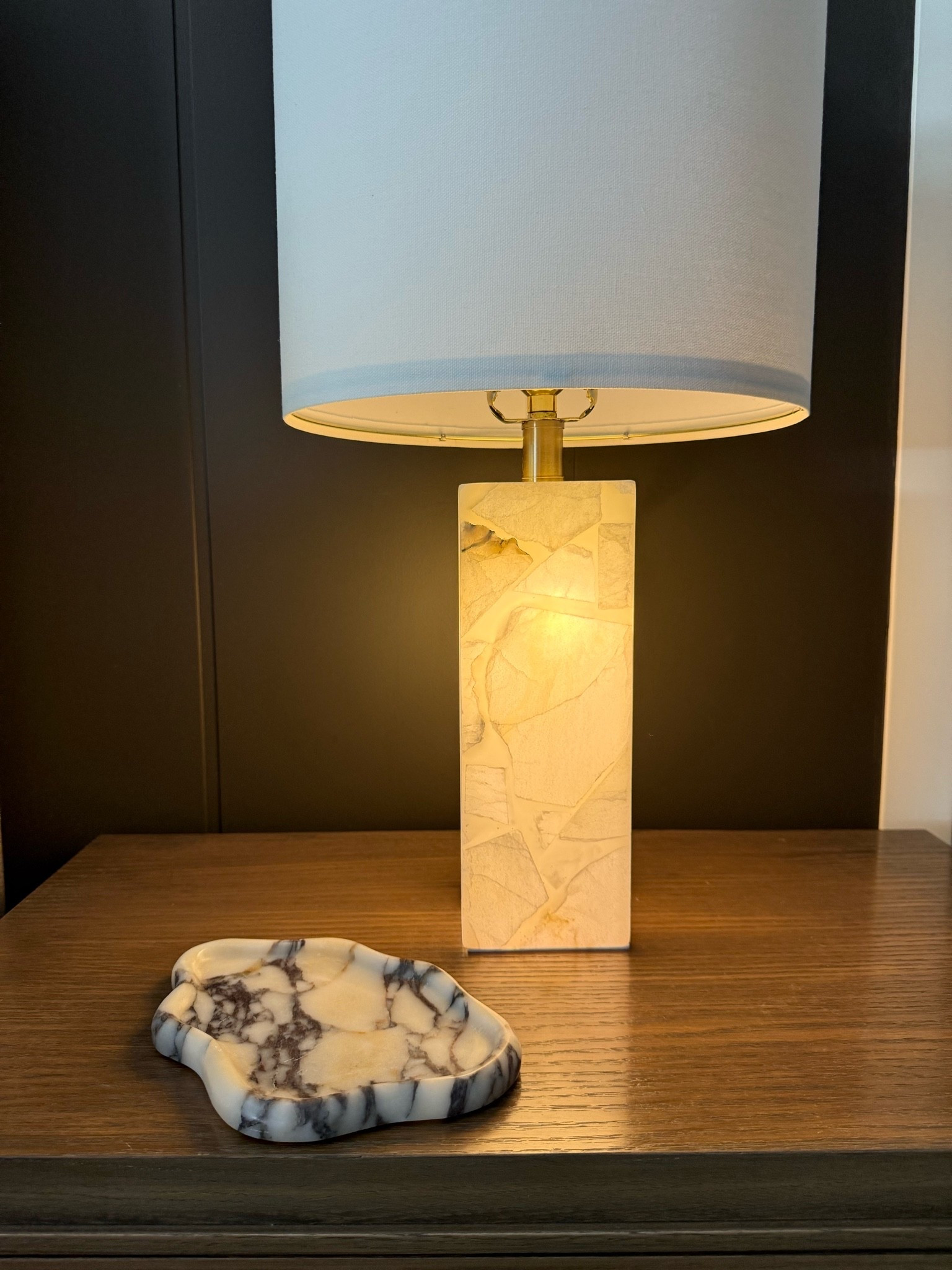 3 light settings for this gorgeous alabaster lamp.
The glow of the base, the lampshade or both!