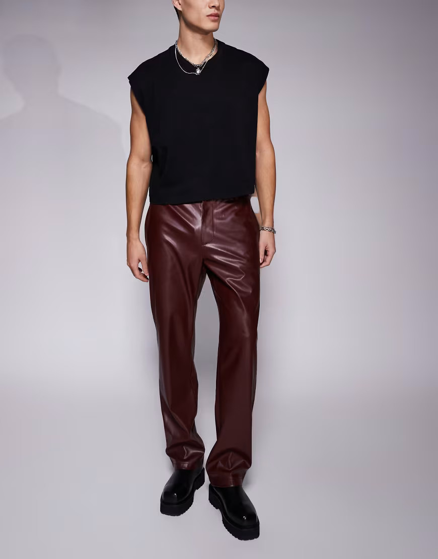ASOS DESIGN - Nette broek van imitatieleer met rechte pijpen in bordeauxrood | ASOS (Global)