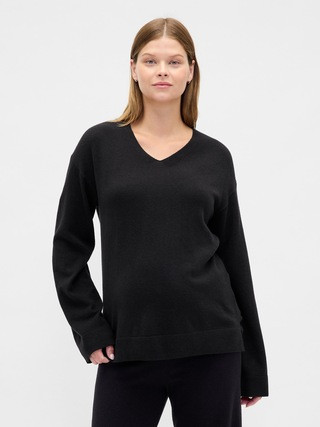 Plus size extended size maternity CashSoft V-Neck Sweater  | Gap (US)