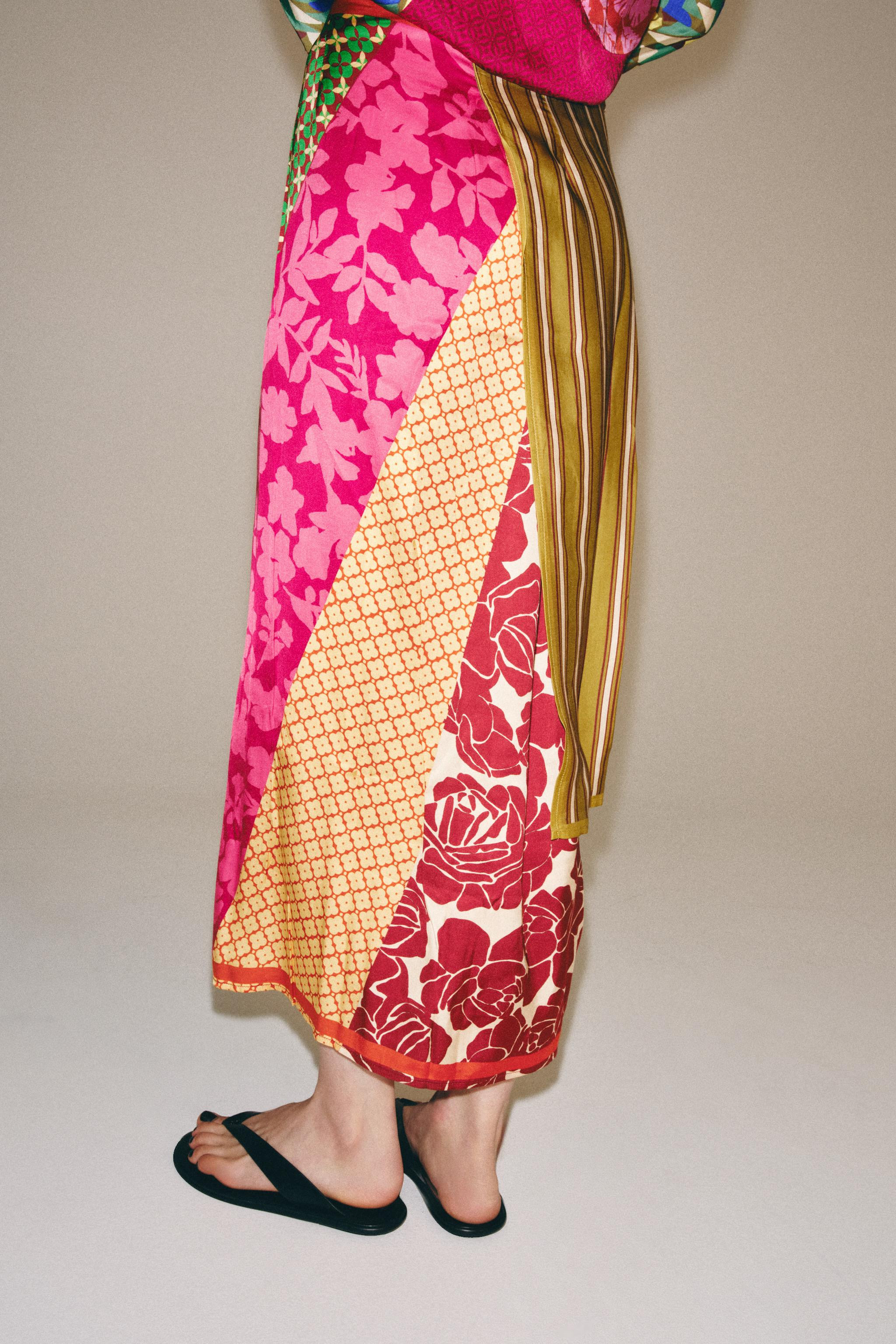 Mid-rise printed pareo-style scarf crafted from 100% viscose fabric. Featuring contrasting trim d... | Zara US