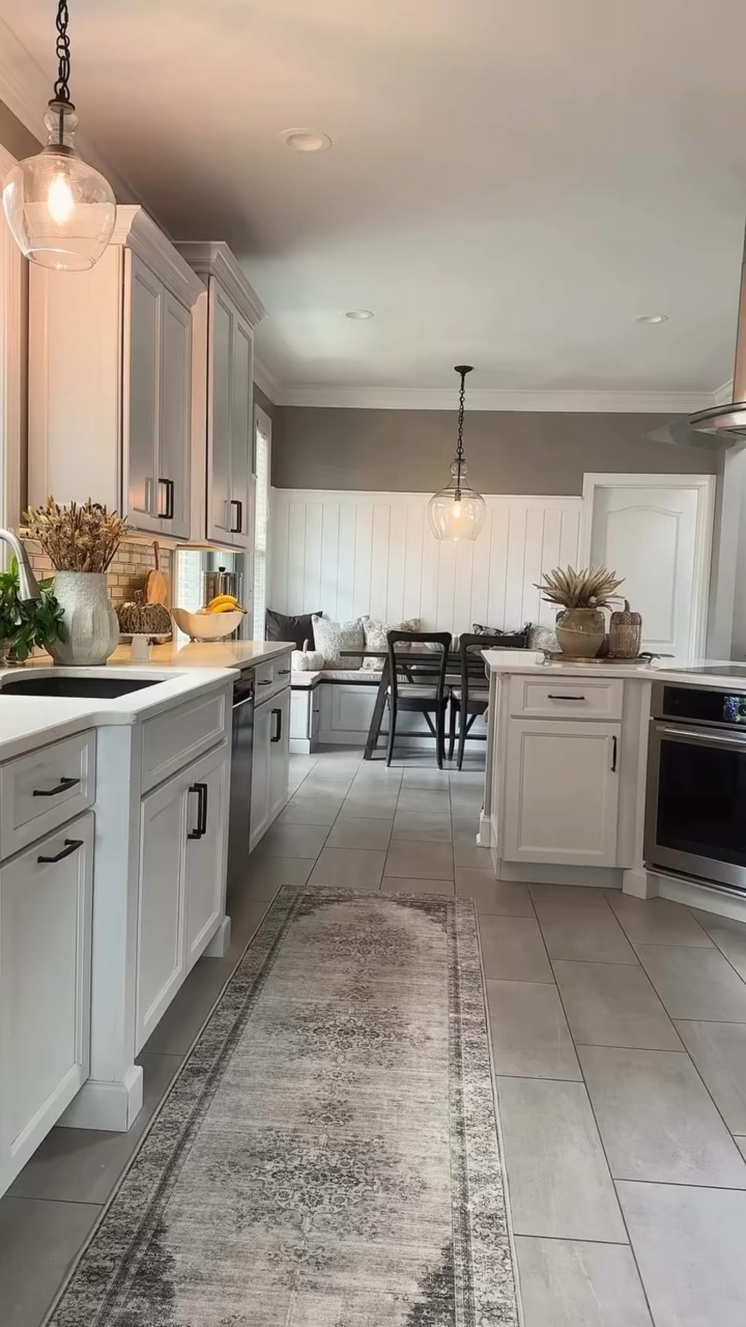 A few simple touches to welcome fall into the heart of the home, now I’m thinking pumpkin bars should be on the menu soon!
#fall #fallhome #fallkitchen #autumn #fallhomedecor #neutralfalldecor