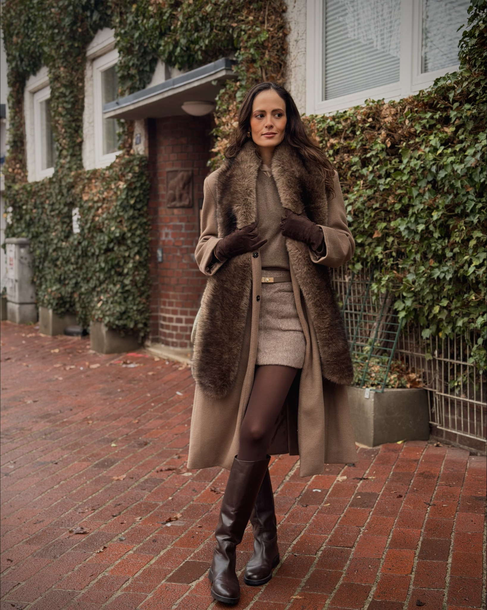 Το πιο μαλακό γούνινο κασκόλ και λίγο άρωμα καβουρδισμένου καφέ ☕️

Οι εξορμήσεις για καφέ είναι η αγαπημένη μου γλώσσα αγάπης αυτή την περίοδο που έχει τόσο κρύο στο Αμβούργο ❄️

Πώς σας φαίνεται αυτό το σύνολο; 👇

~~~~~~~~~~~~~~~~~~~~~~~~~~~~~~~~~~

The softest faux fur scarf and the scent of roasted coffee beans ☕️

Coffee dates are officially my favorite love language during these chilly days in Hamburg ❄️

What do you think of this look? 👇

•
•
•
•
•
•
•

#HamburgWinter #WinterStyle #CozyVibes #CoffeeDate #FauxFurScarf

#LTKstyletip #LTKwinter #LTKeurope