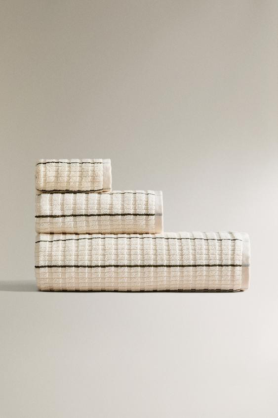 STRIPED TEXTURED BATH TOWEL | Zara US
