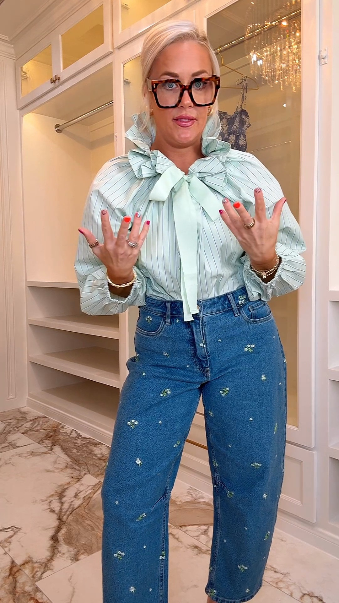 OBSESSED with this whole outfit!!!!
Top is so fun and cute / small 
Jeans size 6