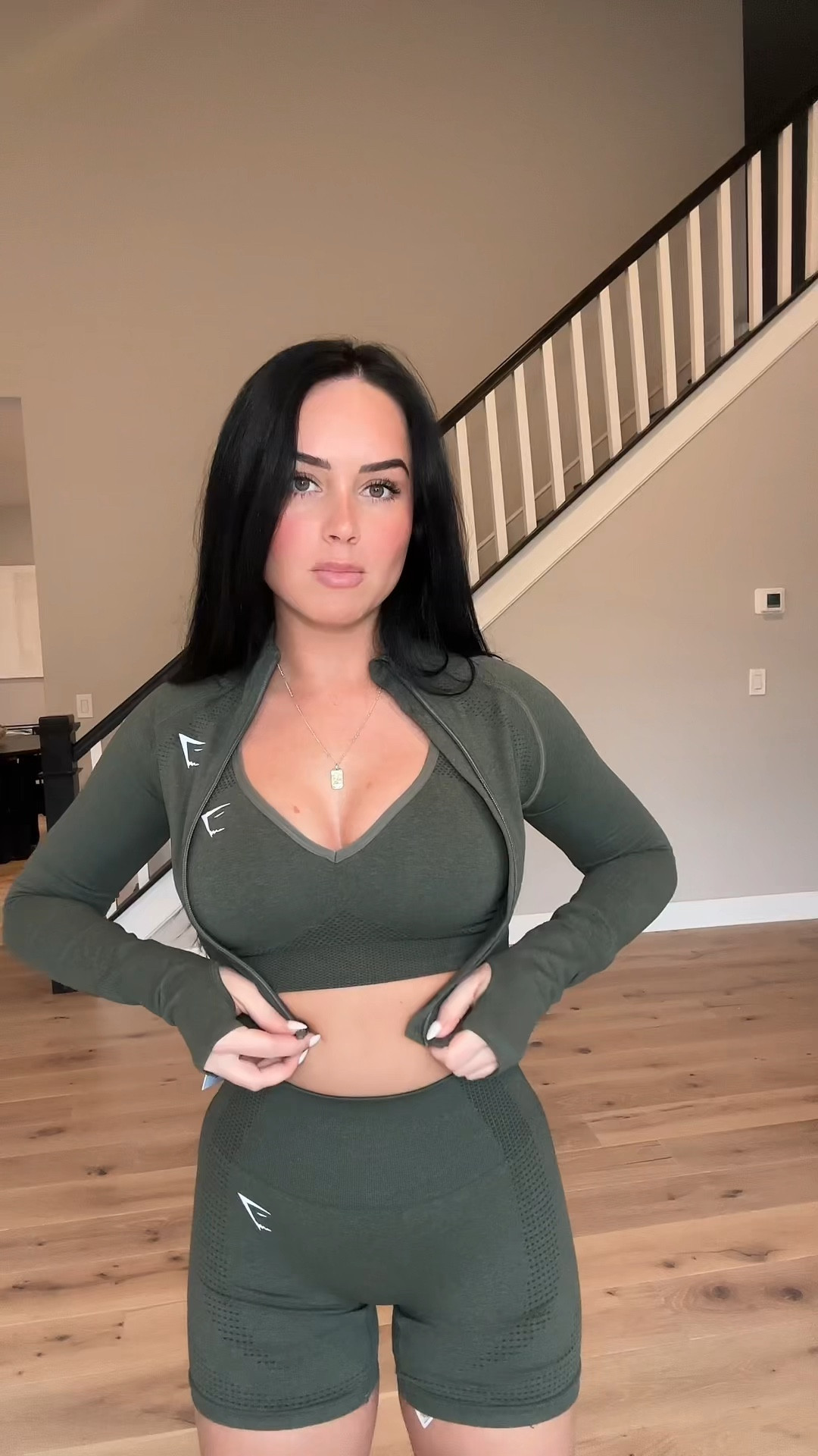 Wearing size smalls 

#LTKVideo #LTKfitness #LTKstyletip