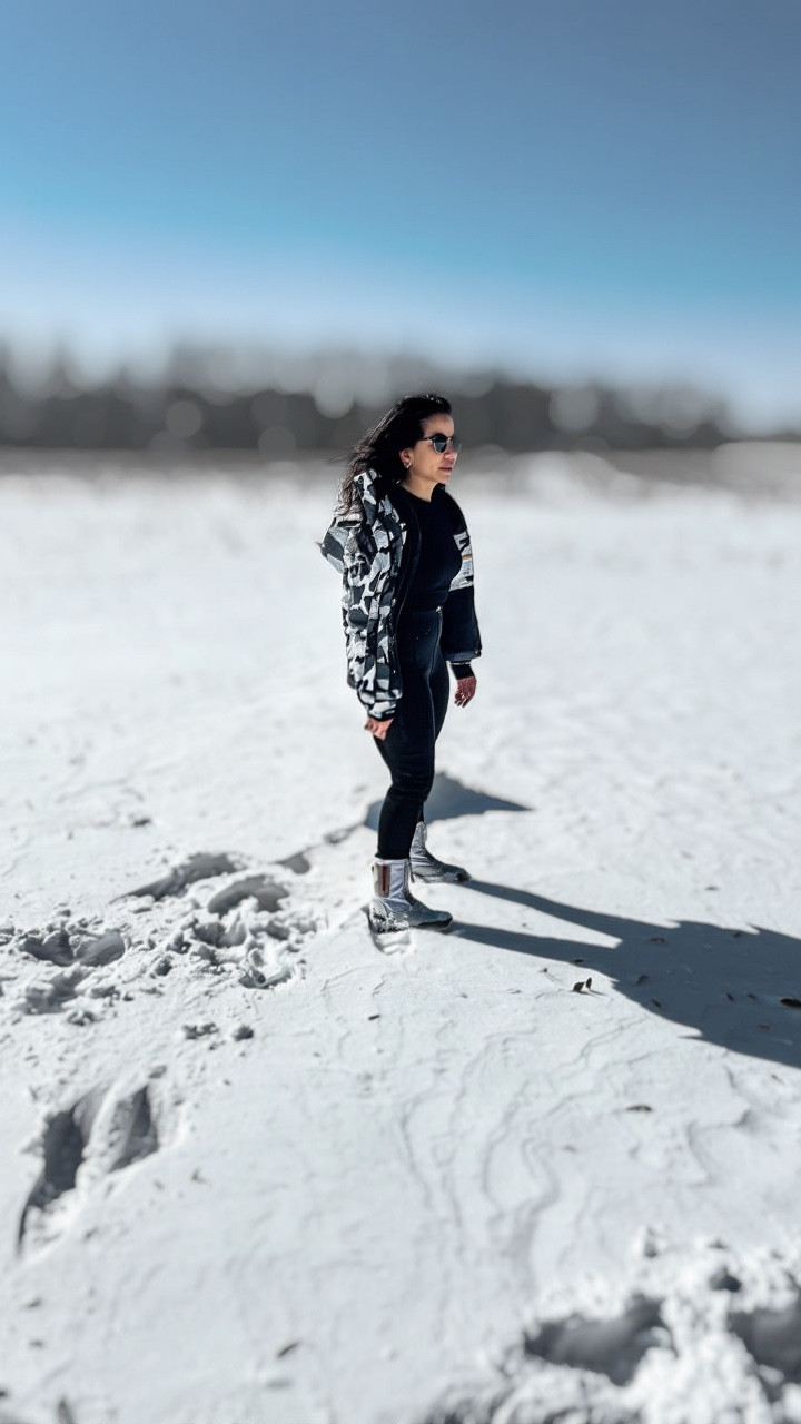Ice Ice Baby ❄️
Getting dressed like I’m headed to fashion week…
ending up in the snow with my kids 🧤😂

Because mom life doesn’t pause for the outfit—but the outfit still matters.

👉 Follow for realistic mom style + life in between

#MomStyle
#WinterStyle
#MomLifeUnfiltered
#StylishMom
#MomOutfits
#EverydayStyle

#LTKPetite #LTKgrwm #LTKmomlife