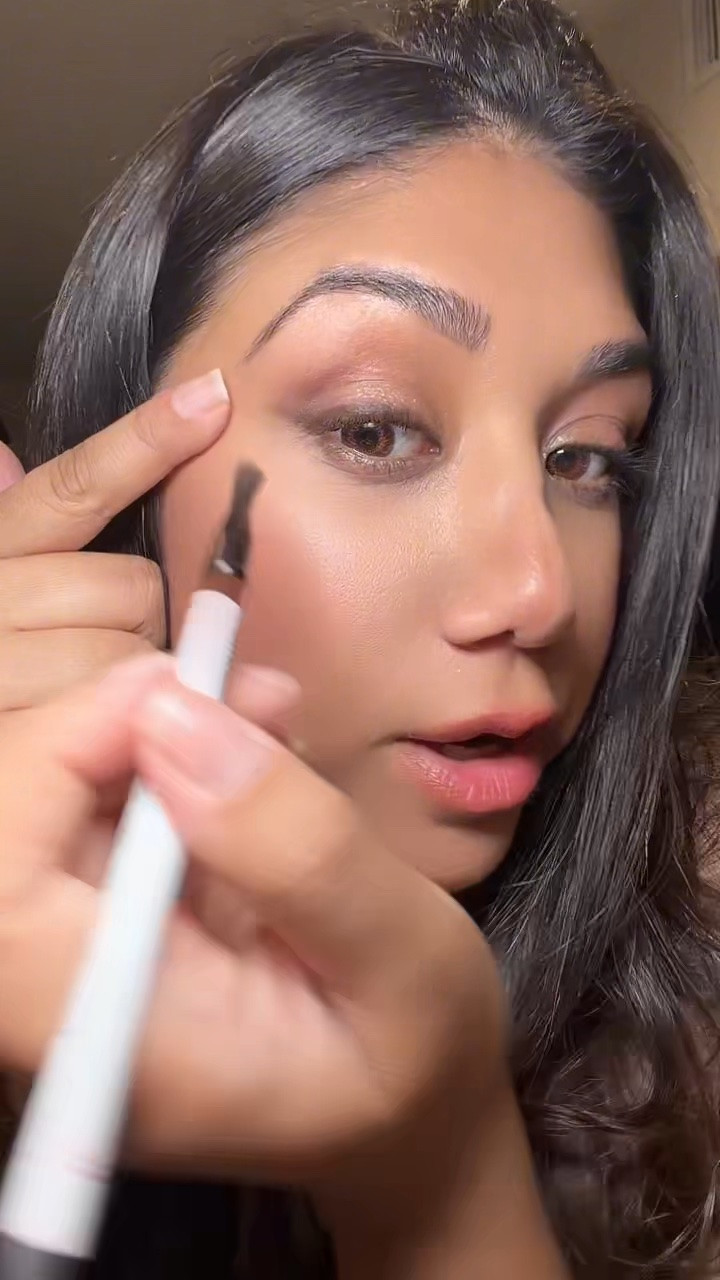was not expecting this from the Makeup by Mario Master Pigment Pro Pencil •0
The pigment is INSANE, it blends so easily for that smoky look, but once it sets... it does not budge.

#LTKBeauty