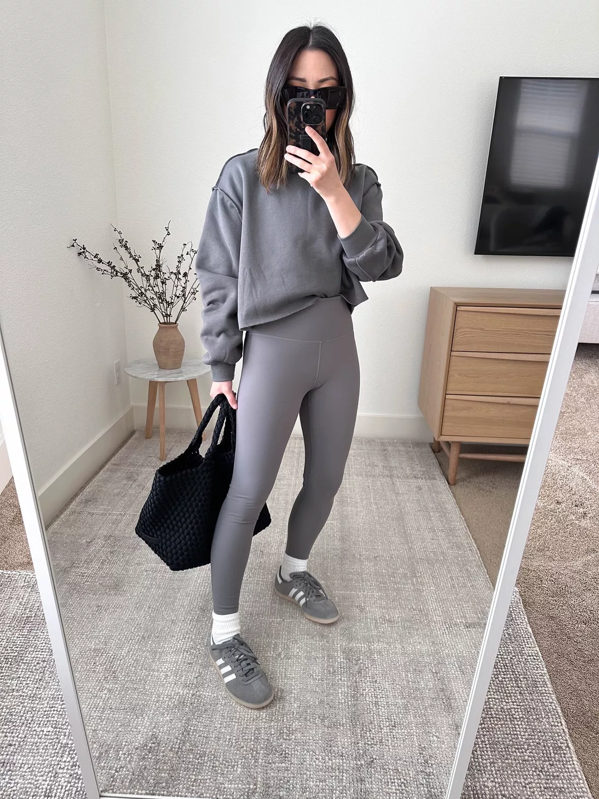 Grey Sweatshirt with Leggings Outfits (8 ideas & outfits)