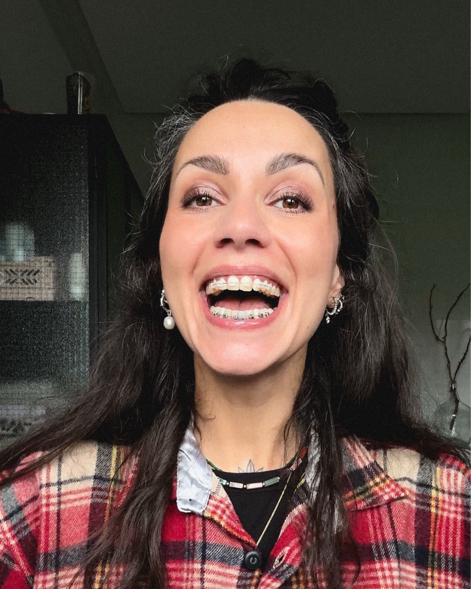 Premier makeup post-pose de râtelier 🤝🏼

TEINTES :
- ombre à paupières : 218 / Shock Choc
- anti-cernes : 14 / Light Peach
- Contour stick : 02 / Light Médium
- Blush : Fire Moon 