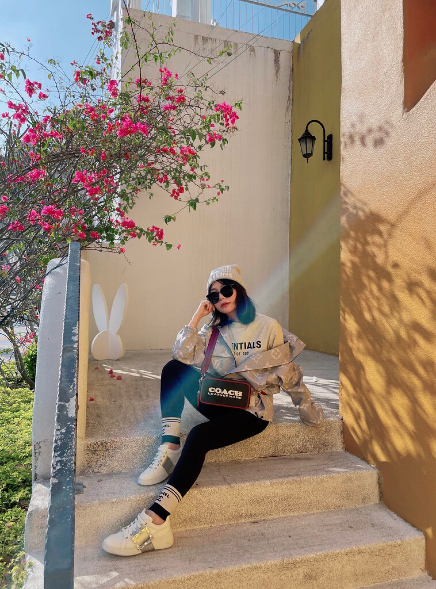 ♥  ROGER VIVIER Viv’ Skate leather sneakers，RV Viv Skate水鑽款銀灰色bug折扣76折! 喜歡這個顏色的千萬不要錯過，鞋舌軟不磨腳很好走，我自己穿正常尺碼36。

♥  Coach Coach Kia Camera Bag，Coach新款Kia相機包配色很可愛又搶眼，折扣後價格很甜! 官網都還沒上架的，這裡可以搶先買，長夾沒問題喔，還有這咖和這咖小一點的配色都滿好看。

♥  Gentle Monster My Ma 01 square-frame sunglasses，太陽眼鏡是熱門的Melody同款Gentle Monster My Ma。

♥  ESSENTIALS Kids Green Logo Relaxed Lounge Pants，Essentials童裝我穿的是10Y=L，合身不會貼身有空間。
#LTKtaiwan #LTKasis

#LTKitbag #LTKstyletip #LTKshoecrush