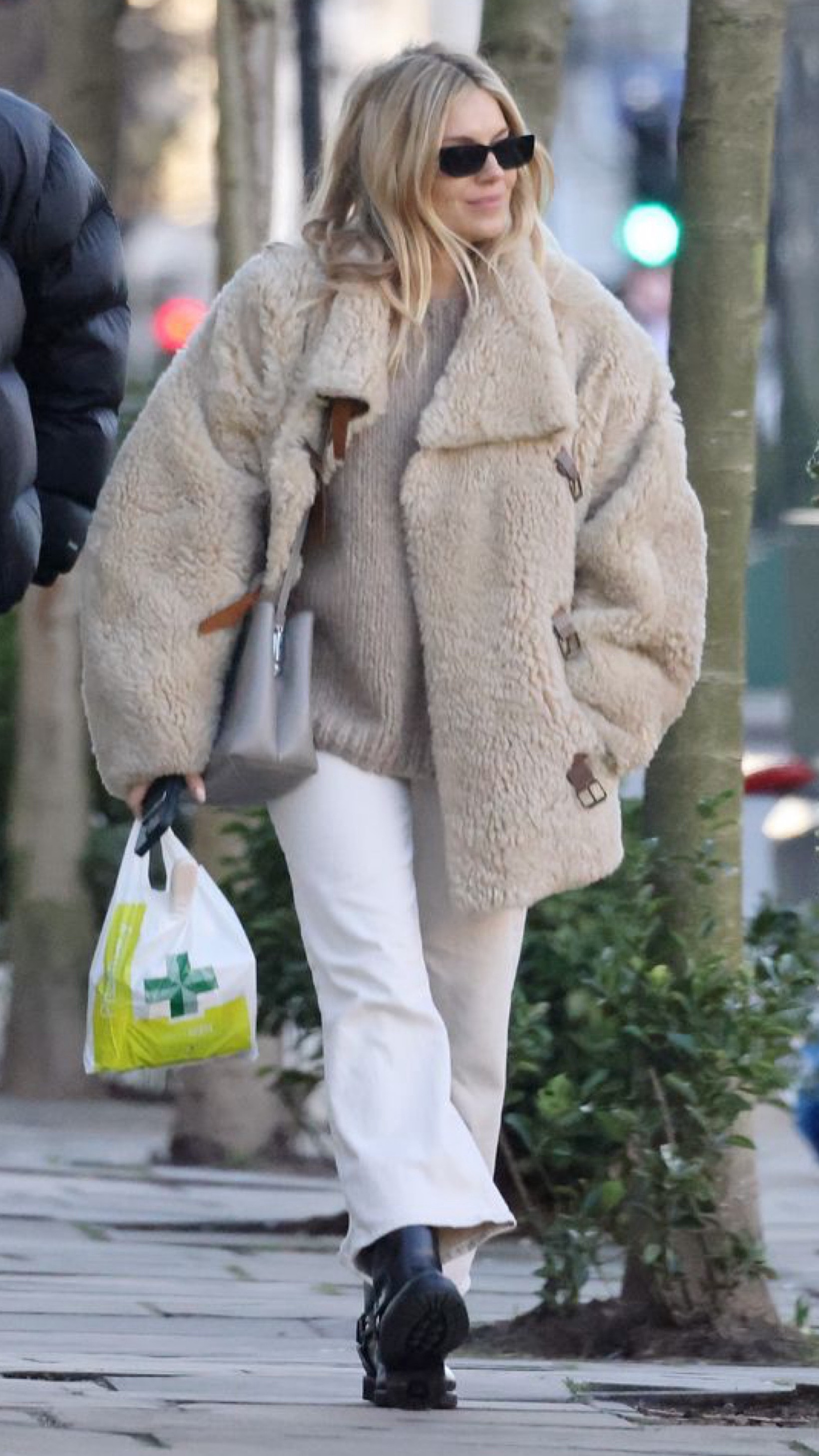 Shop Sienna Miller's shearling jacket, black sunglasses, bucket bag

#LTKstyletip