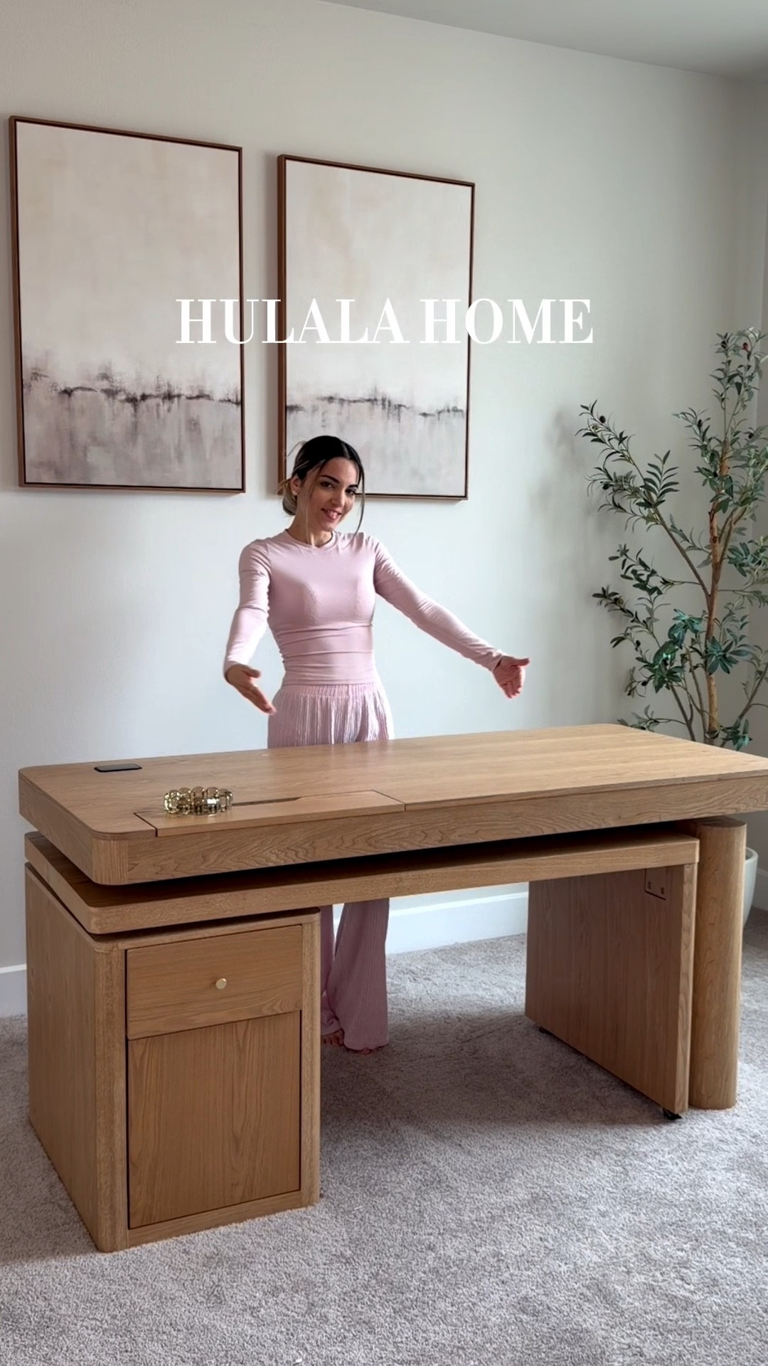 Poco a poco dándole vida a mi oficina 🤍
Quería un espacio que se sintiera en paz, funcional y bonito al mismo tiempo… y siento que vamos por buen camino.

Este escritorio de Hulala Home me encantó 😍 no solo es bello, también es súper práctico: sube, baja y hasta se extiende, perfecto si necesitas más espacio o si trabajas acompañado.
Aquí te regalo mi código de descuento, para que 
vayas por el 👌🏻: LL20

Apenas es el comienzo… todavía faltan varios detalles para dejarla tal como la sueño, pero así van naciendo los espacios que realmente se disfrutan ✨

Si tú también estás creando tu rinconcito en casa y quieres los detalles, coméntame OFICINA y te envío todo 💫

#homedecor #hulala #home #oficina #decoração