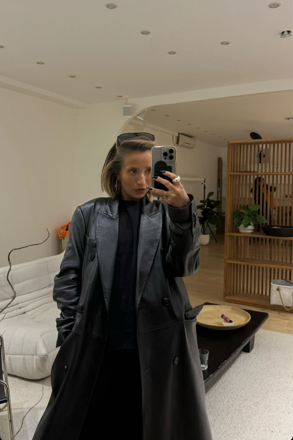 Le trench long noir en similicuir 🖤

#Trenchcoat #Trenchseason #trench #manteaulong

#LTKSeasonal #LTKstyletip