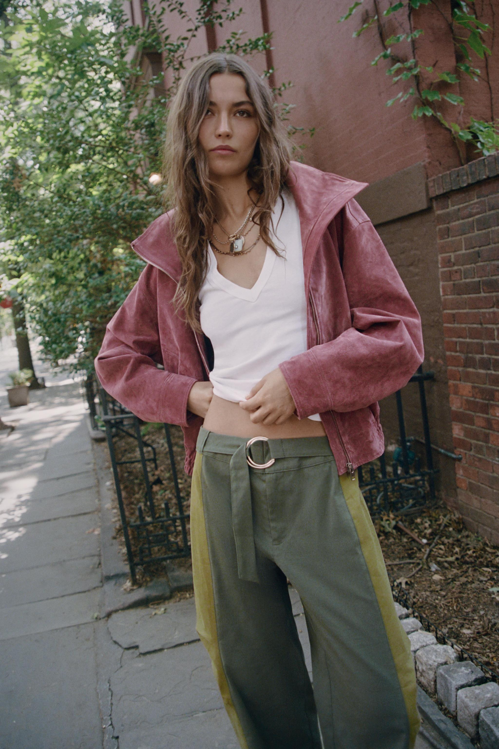 Mid-rise trousers with adjustable front buckles. Features combined side fabric with darts. Loose ... | Zara US