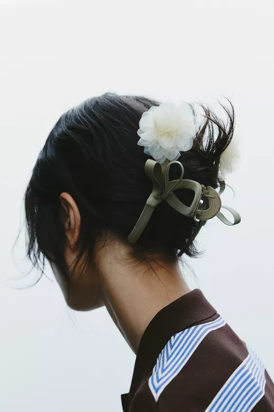 Velvet covered hair clip. Matching satin bow detail and contrasting organza flower appliqué. | Zara US