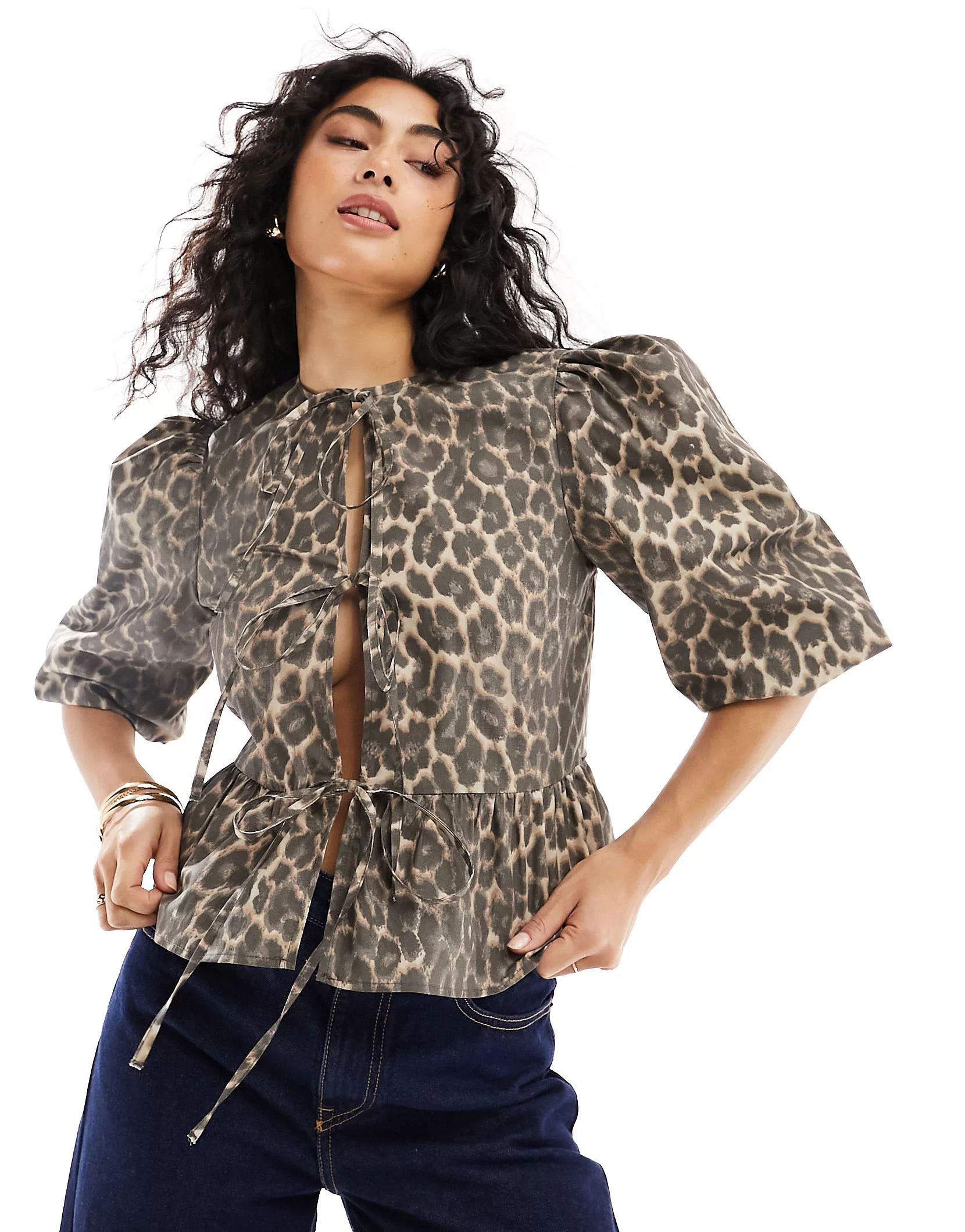 ASOS DESIGN – Bluse aus Baumwoll-Popeline mit Leopardenprint, Binde-Details und Schößchen | A... | ASOS (Global)