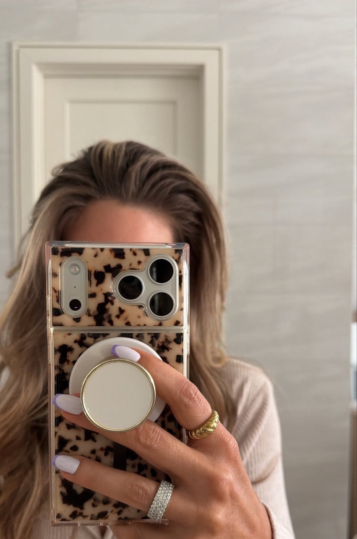 current phone case obsession 🤎 it’s giving chic, neutral, and actually protective 🙌🏼 paired it with my fave pop grip + rings and I’m set

flaunt cases tortoise shell phone case, flaunt iphone case, aesthetic iphone case, neutral accessories, chic everyday essentials
