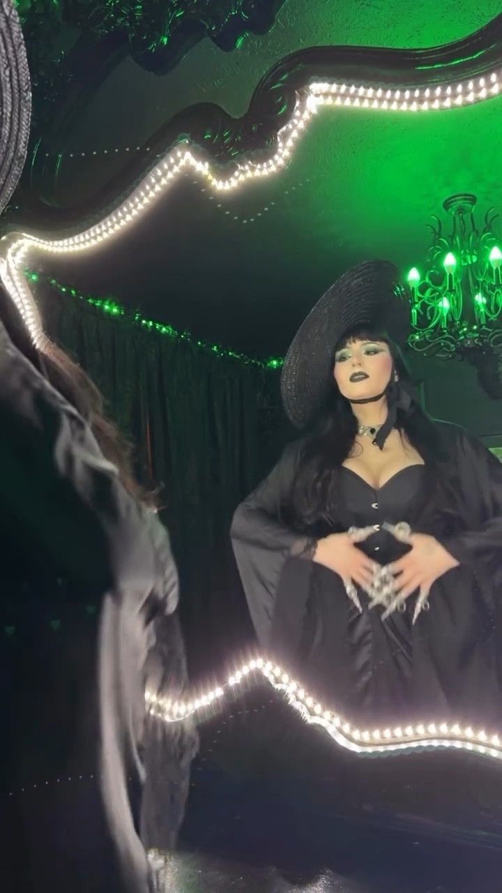 ✖️Embody The Energy✖️
.
Corset @DarkGardenCorsetry
Hat @Deadly_Couture
Necklace @BlixMoonMaiden
Claws @Dreams_ComeTrueUA
.
.
.
#BeatrixDevine #Reels #Corsetry #Tightlace #GothicBeauty #Blonde #GothMakeup #Elegant #Goth #GothGoth #Gothic #GothGirl #GothModel #Regal #GothFashion #GothAesthetic #Alt #Alternative #AltModel #AltGirl #AltFashion #DarkFashion #DarkAesthetic