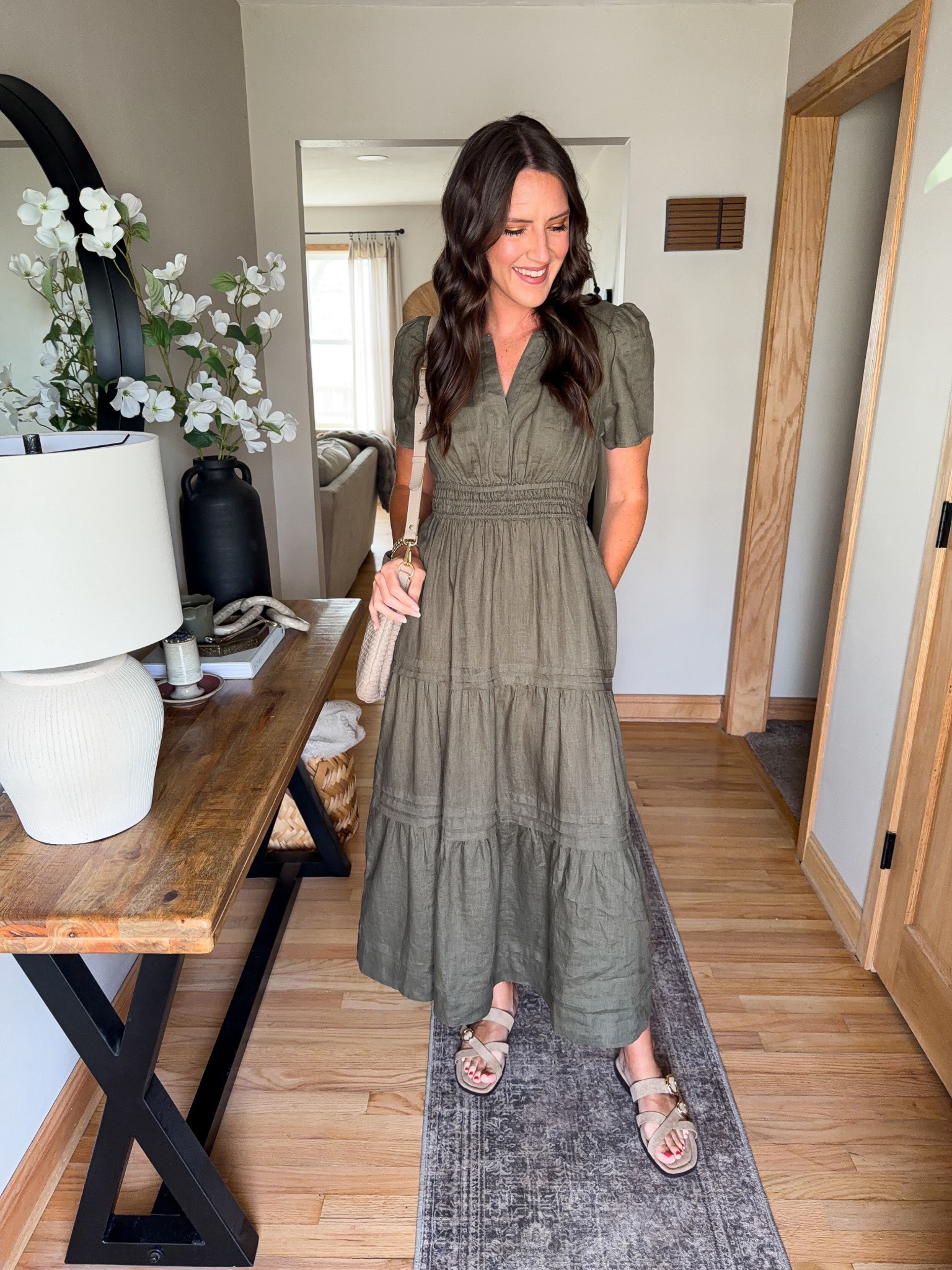 Warmer temps mean picking breathable fabrics and Linen is one of my favorites! @onequince is always my go to for natural fiber clothing and this linen dress is absolute perfection! It will be that dress in your closet that you grab for over and over again. It has pockets and a button at the neckline that opens which makes it perfect for nursing moms. I’m wearing my true size small. #quincepartner 
