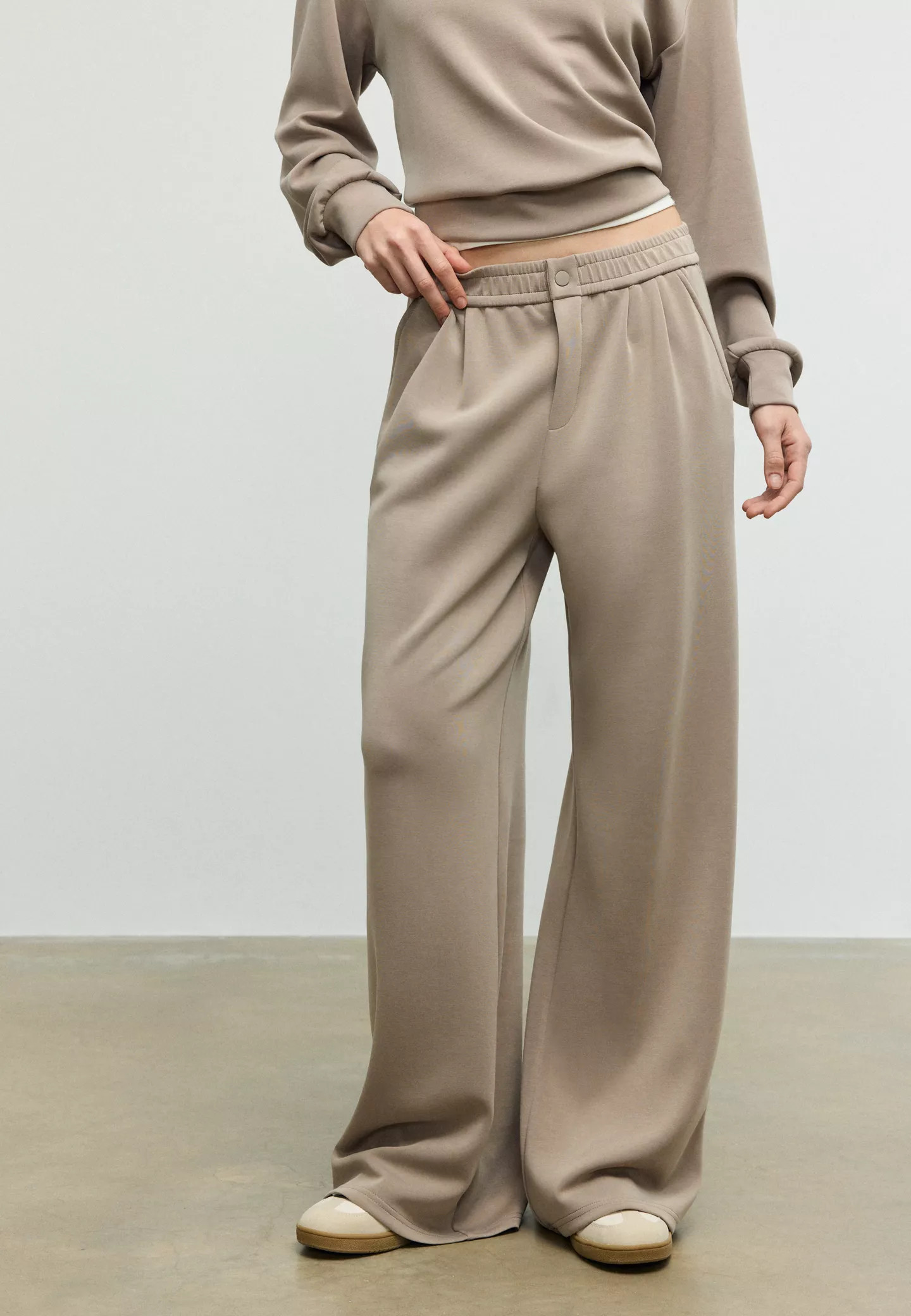Soft-touch darted trousers - Women's fashion | Stradivarius United Kingdom | Stradivarius (UK)