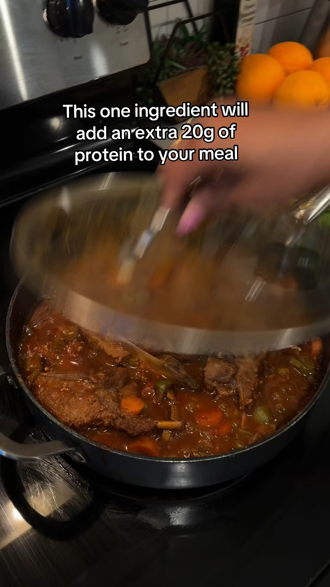 You don’t have to drink bone broth out of a mug to use it. 👏 Add it to soups, stir it into stews, or use prepared broth to cook your rice. I’m using Naked Bone Broth in my stew today—each serving of the bone broth has 20g of protein, 90 calories, and zero sugar.
