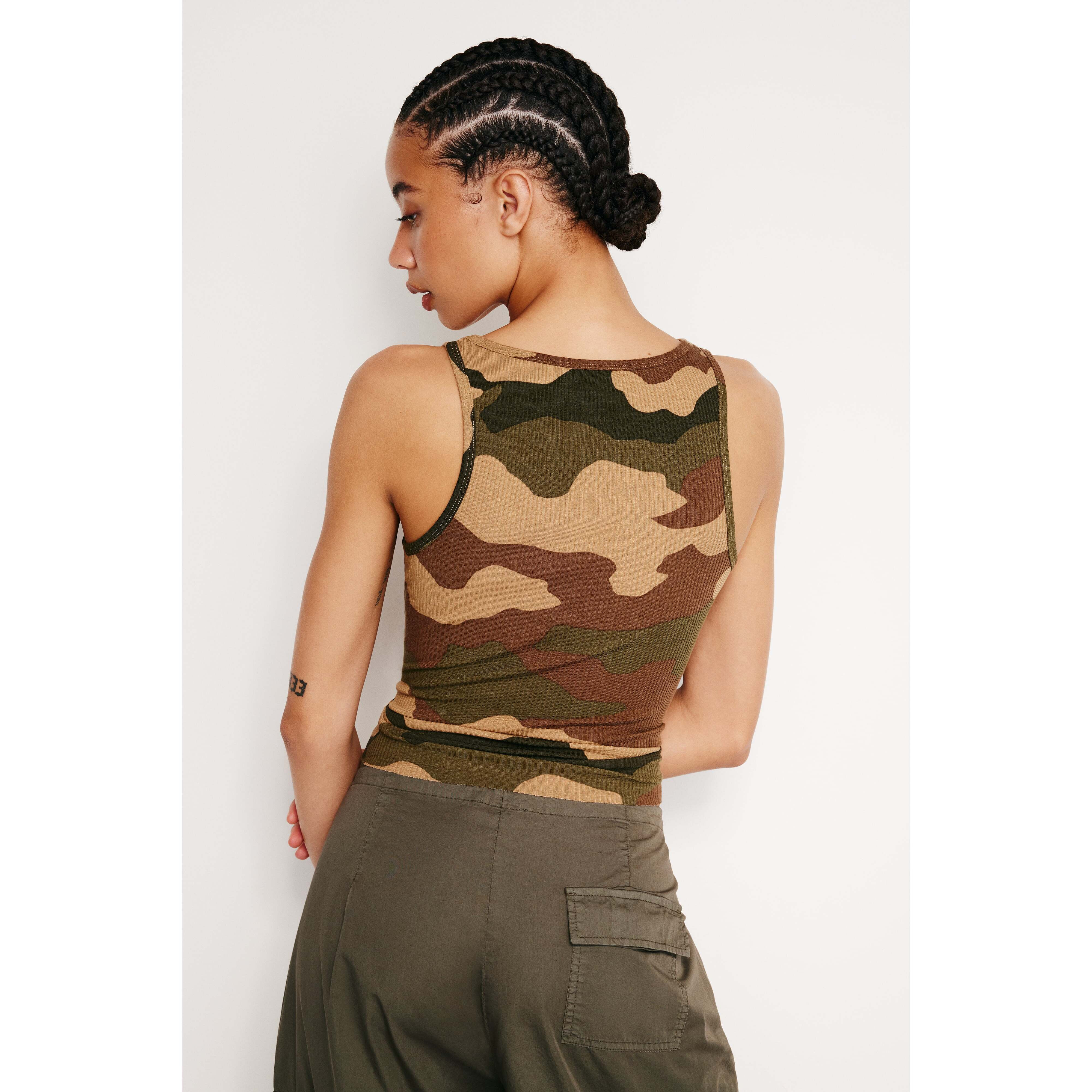 Women's Lightweight Ribbed Cotton Tank in Fatigue Green Camo Size Large | Good American by KhloÃ© Kardashian | Good American