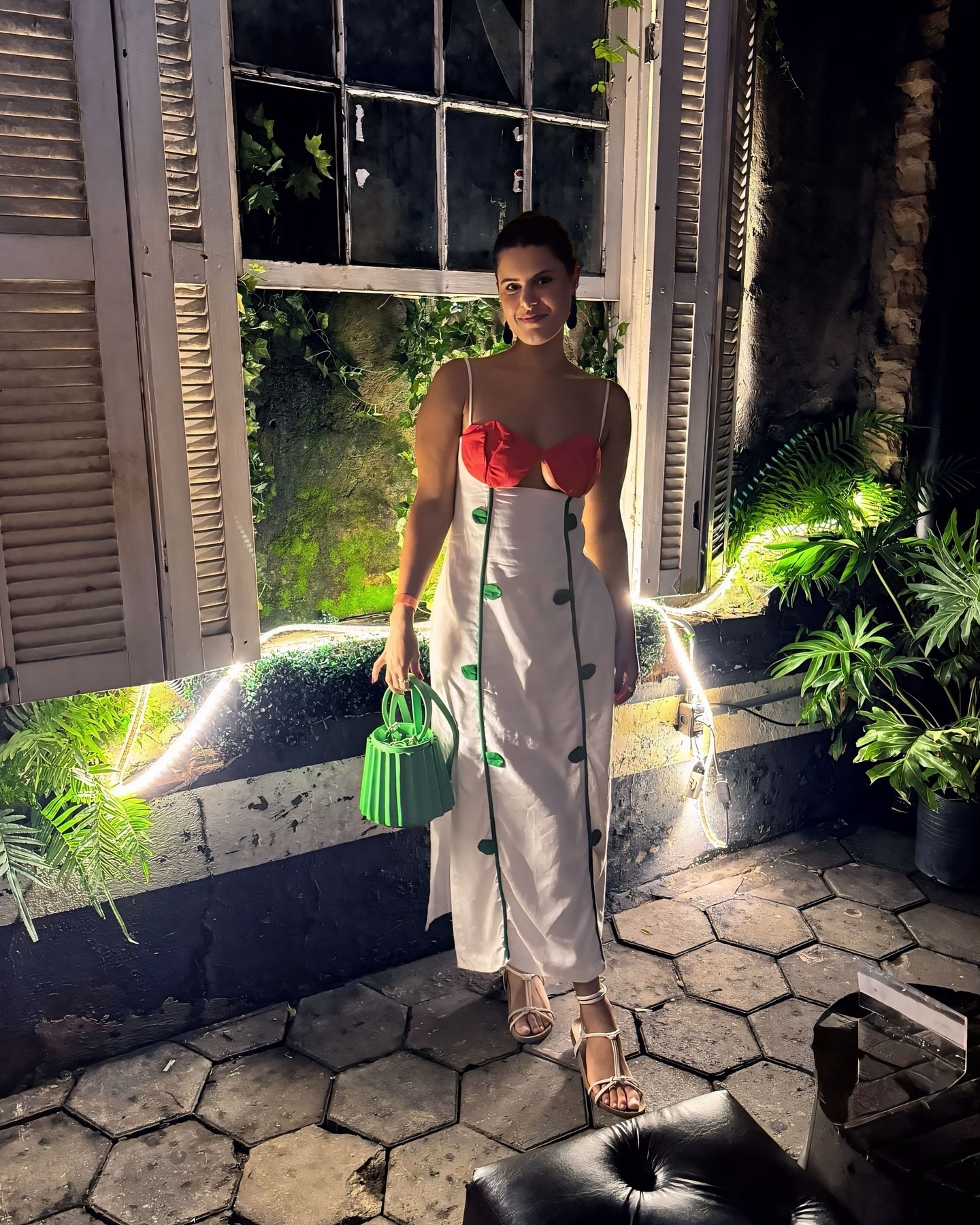 ~ a vida merece ser vivida com autenticidade, vestindo o que realmente nos faz sentir bem. Que suas roupas sejam reflexo da sua energia, não um rótulo, mas uma expressão da sua liberdade de ser quem você quiser, em qualquer momento ⭐️

🔍 onde achou Kamis:
Vestido @adorofarm 
Sandália @cea_brasil 
Bolsa @lojasrenner 

_
#lookdodia #lookinspiração #vestido #achadinhosrenner #achadoscea #mind7cea #farmetes #outfits