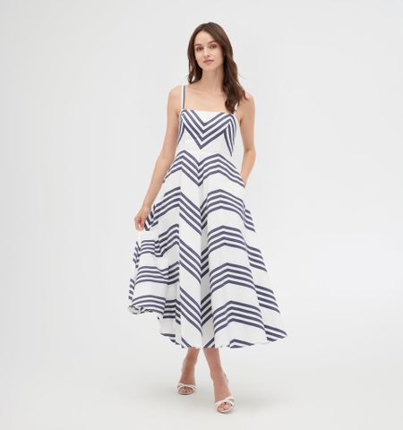 I need this Margot Dress in Navy Stripe from Hill House in my life right now! #hillhouse #summerdress #navystripes