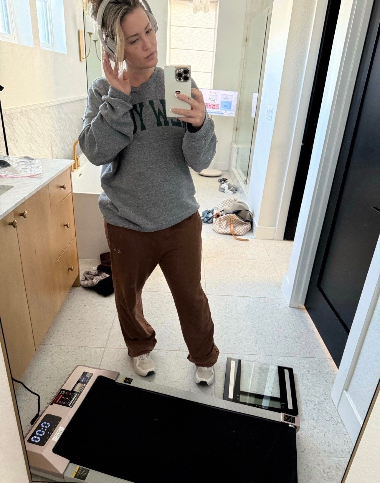 Messy morning workouts in the bathroom! 

Gym
Fitness 
Healthy 
Beauty 


#LTKmomlife #LTKmorningroutine #LTKfitnessgoals