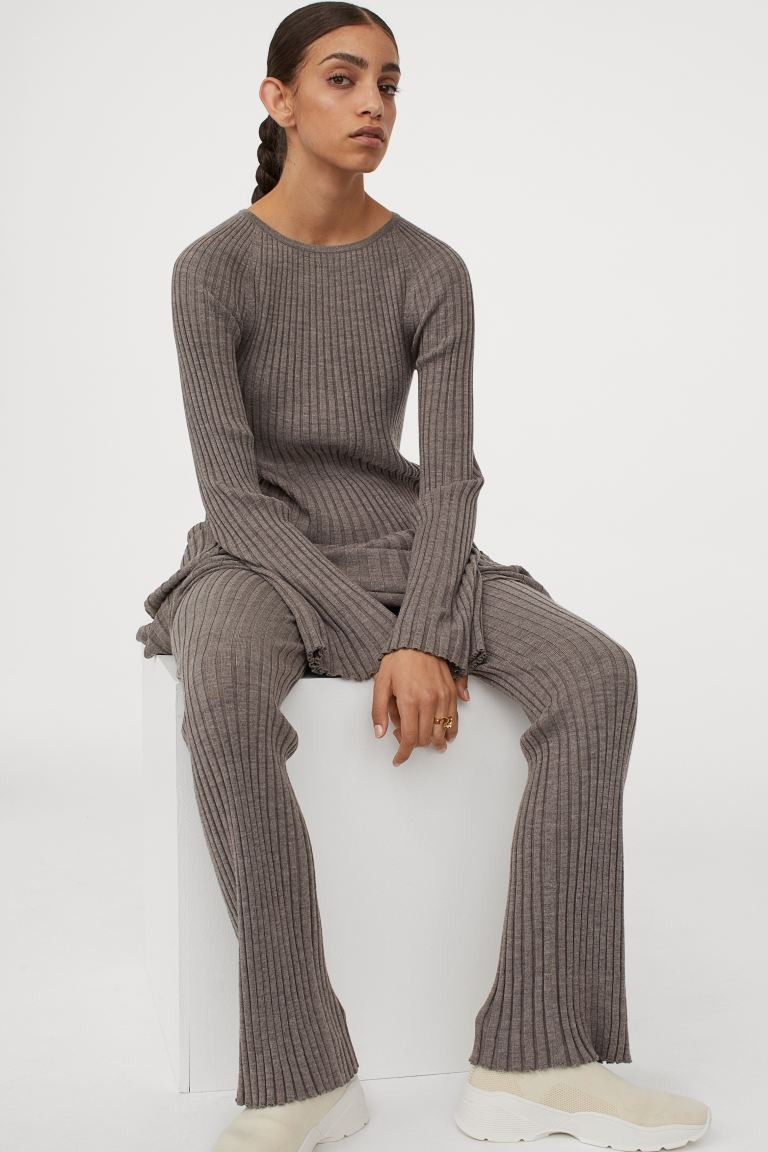 Een ribgebreide broek van zachte merinoswol met een hoge taille met bekleed elastiek en licht uit... | H&M (DE, AT, CH, NL, FI)