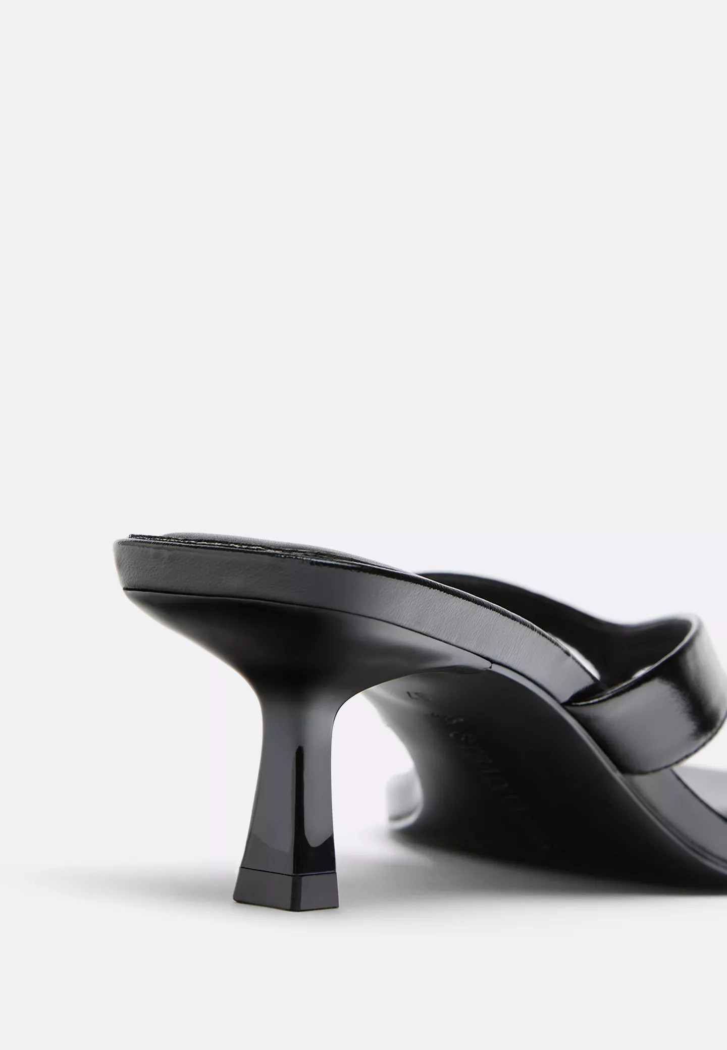 Sandalen mit Thong-Absatz | Stradivarius DE