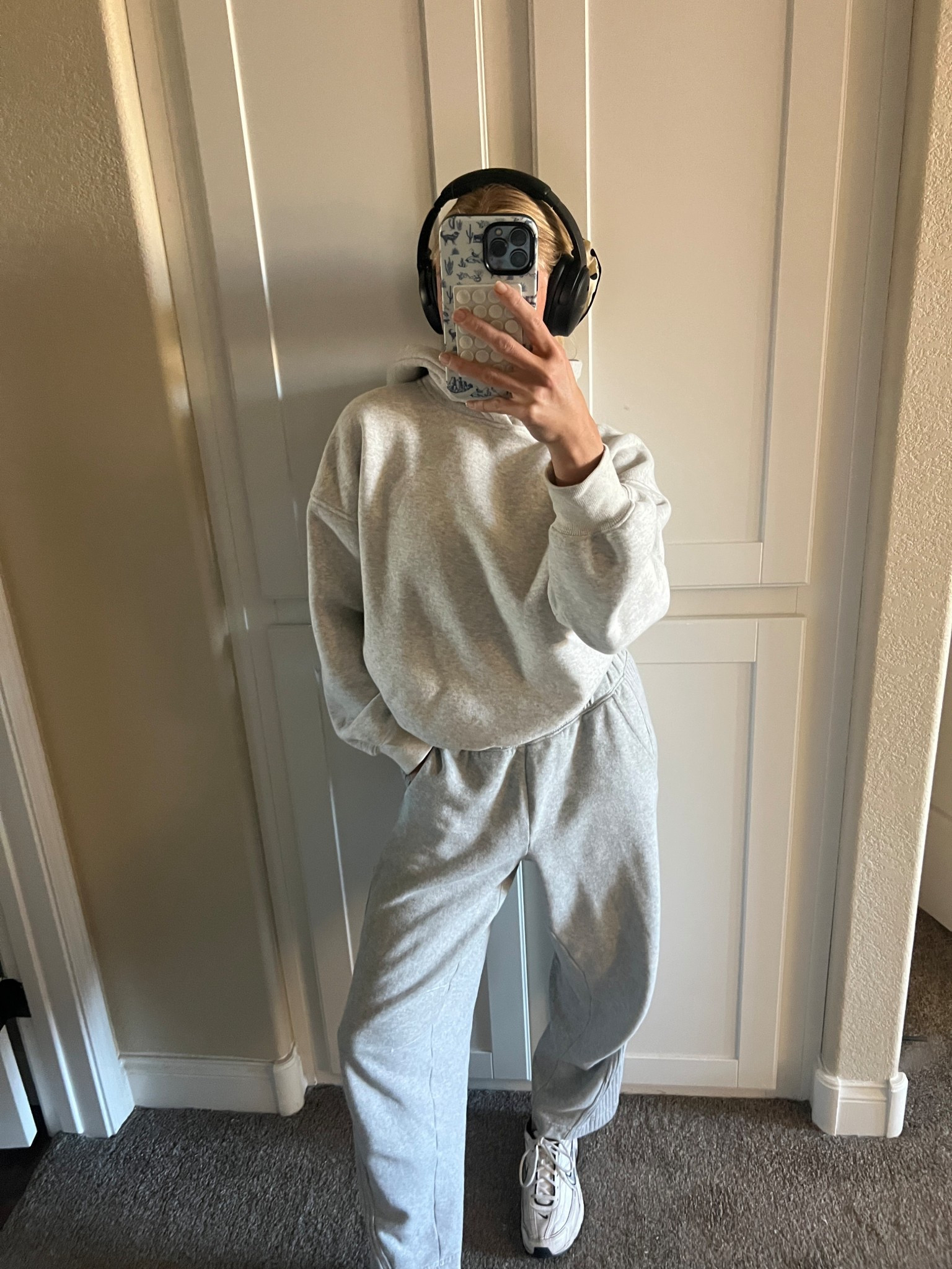 Studying in comfy outfits >>

#LTKselfcare #LTKdayinmylife #LTKmorningroutine