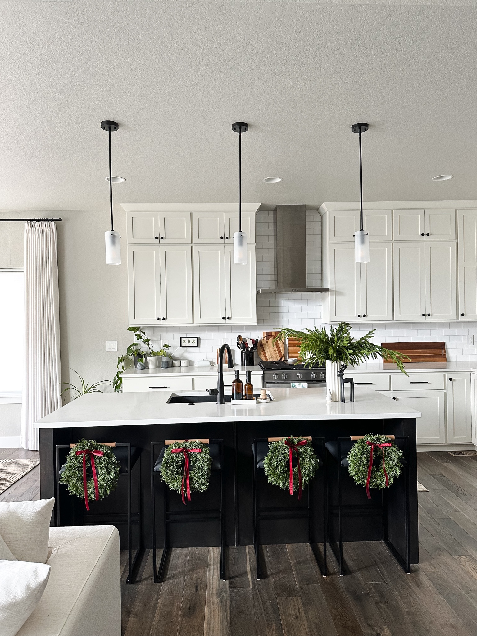 Linking my simple Christmas kitchen decor!

Home decor, Christmas kitchen, Christmas wreath, bar stool, white kitchenn

#LTKHoliday #LTKSeasonal #LTKhome